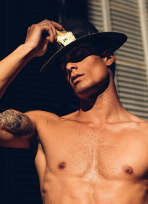 GOLDEN CONSTASEA BLACK HAT